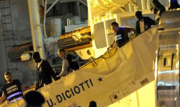 Desembarcaron en Sicilia 67 inmigrantes tras ocho horas de espera en el puerto