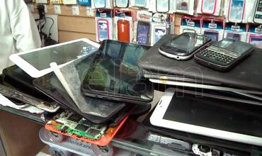 Secuestraron 225 celulares denunciados como robados y detuvieron a cuatro hombres en Once