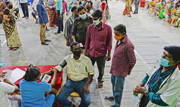 India batió su récord de casos de coronavirus por tercera vez en la semana