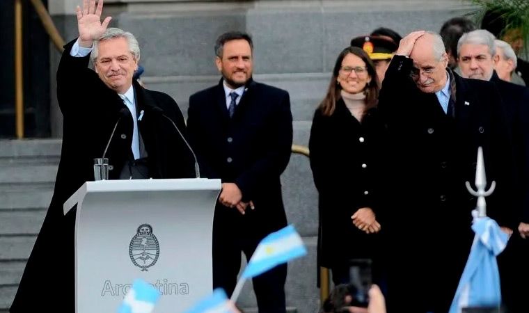 Alberto Fernández tomó la jura a la Bandera y citó a Néstor Kirchner