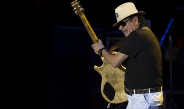 Cumple 75 años Carlos Santana, el fuego latino que en pleno "verano del amor" atravesó al rock