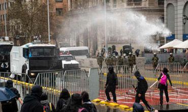 Tercer día de protestas, disturbios y represión en Chile