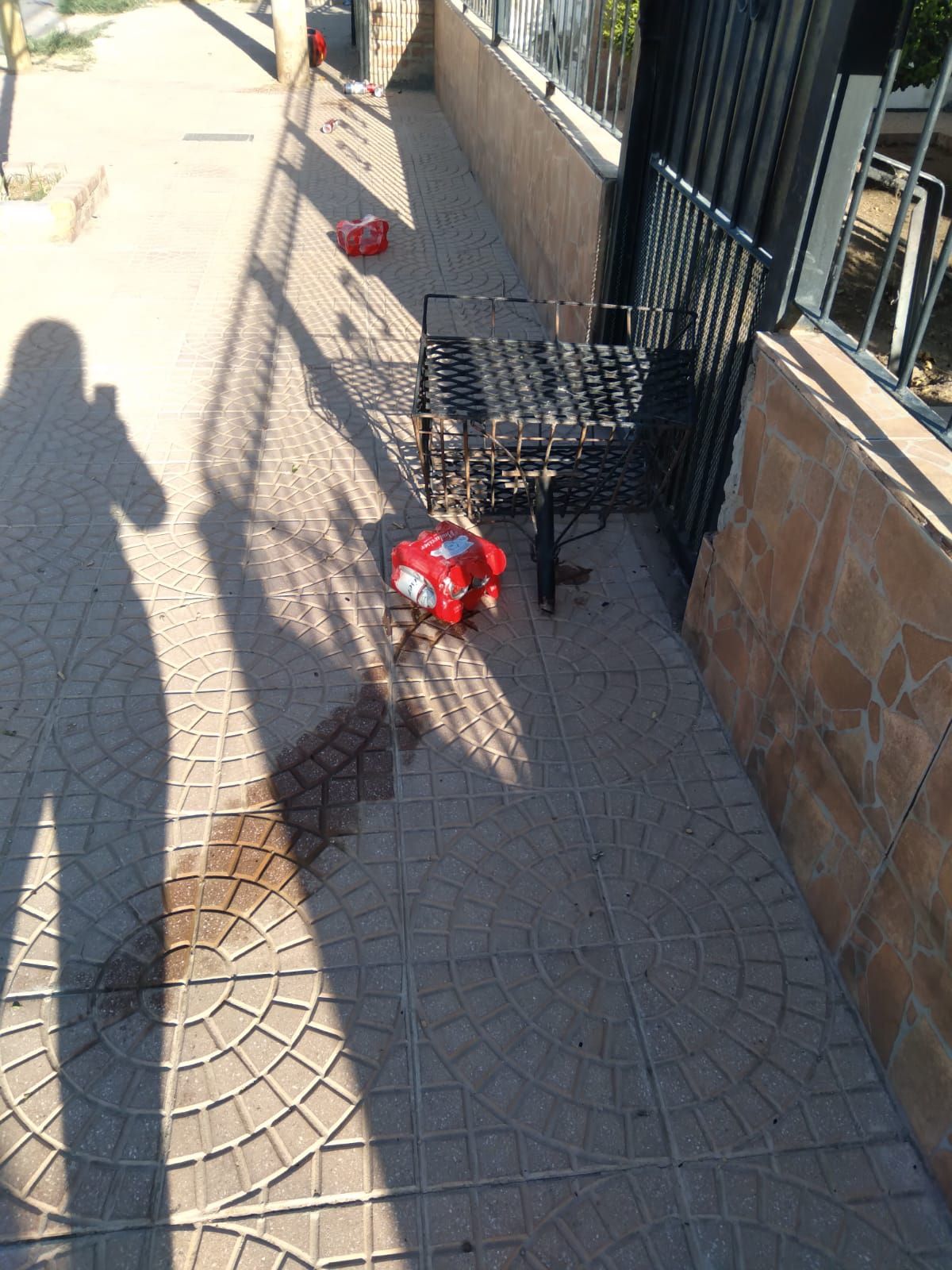 Grave siniestro vial en Barrio Cementerio: dos jovenes impactaron con un canasto de basura