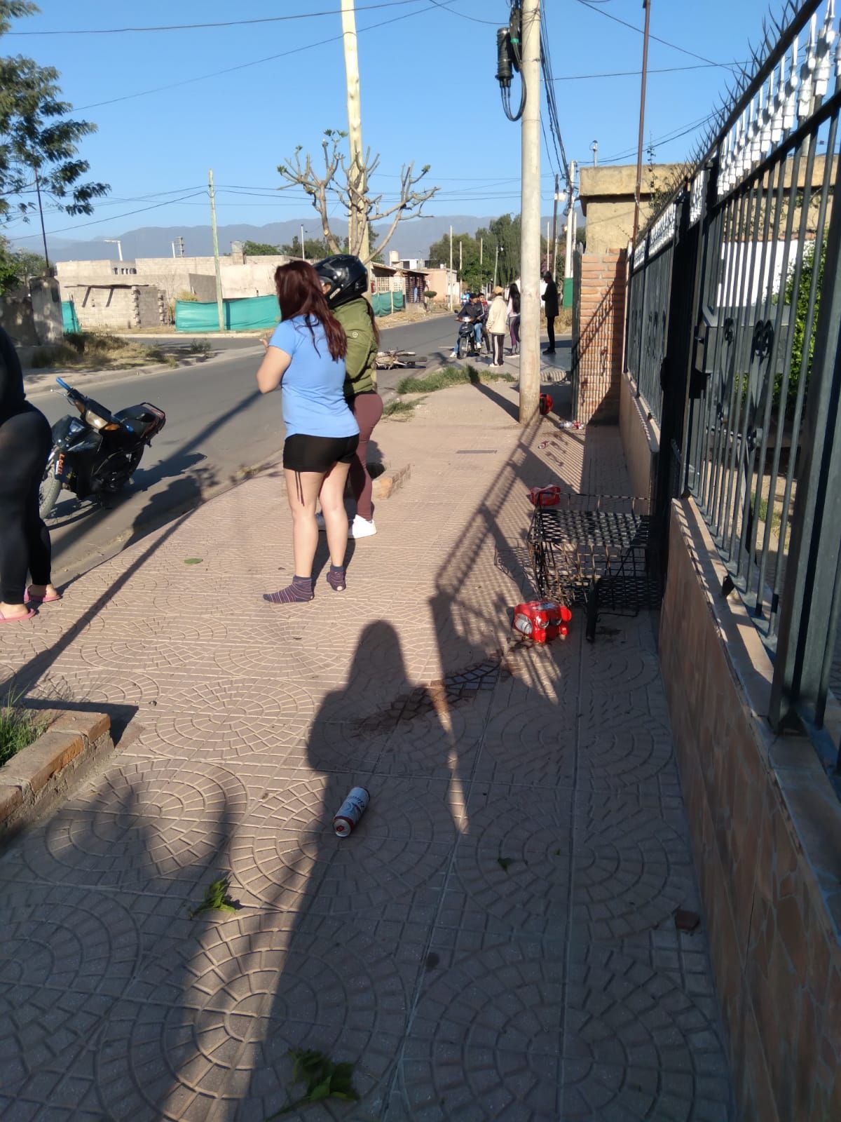 Grave siniestro vial en Barrio Cementerio: dos jovenes impactaron con un canasto de basura