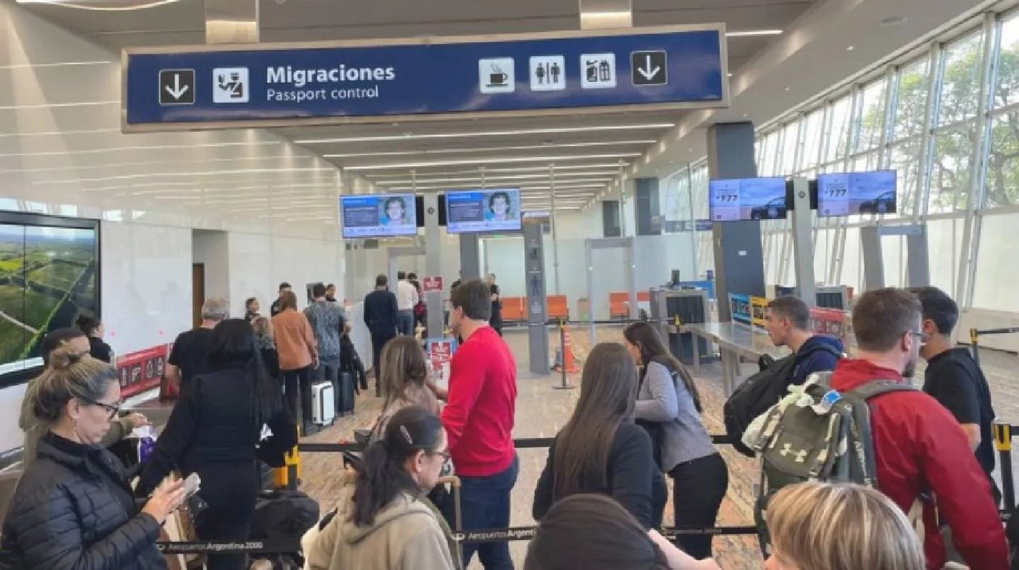 Aeroparque Decenas De Pasajeros Quedaron Varados Por Una Medida Gremial