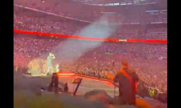 Duki en Madrid: 65 mil personas en el Bernabéu. Subieron su novia Emilia Mernes y Nicki Nicole a cantar en su histórico show 