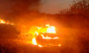 San Luis:  A un auto que viajaba de La Rioja a San Juan se le salió una rueda en pleno viaje, descarriló y se prendió fuego
