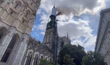Francia: incendio sofocado en la catedral de Rouen
