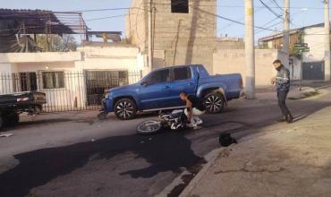 Choque entre motocicleta policial y camioneta