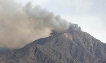 “El fuego está fuera de control” en Cerro la Cruz: Por la fuerza del viento no volarán aviones hidrantes