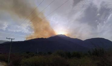 Sigue activo el incendio en el Cerro de La Cruz 