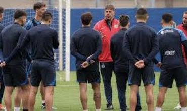 Máxima tensión en San Lorenzo: la barra brava se metió al entrenamiento para apretar a los jugadores