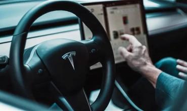 Tesla bajo la lupa: evaluarán que tan seguros son los vehículos de conducción autónoma