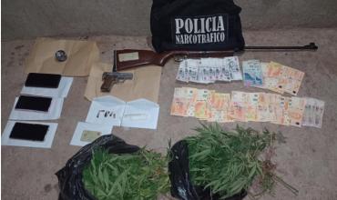 Capital: Dos detenidos con cocaína, marihuana, armas y miles de pesos y Chachos