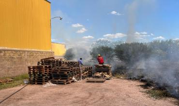 Capital: se registro incendio de pastizales en el predio del Supermercado Diarco 