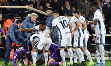 Angustia en Italia: un jugador cayó tendido al suelo y se suspendió el partido entre Fiorentina-Inter