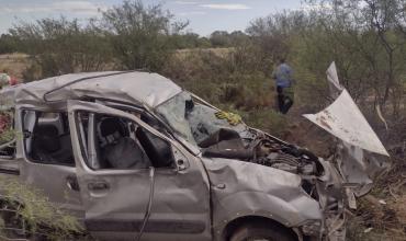 Vuelco en cercanías a Patquía: daños totales y una familia ilesa