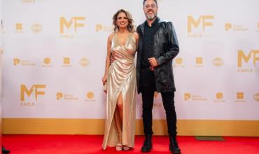 Marina Calabró y Rolando Barbano de la mano y enamorados en los Martín Fierro