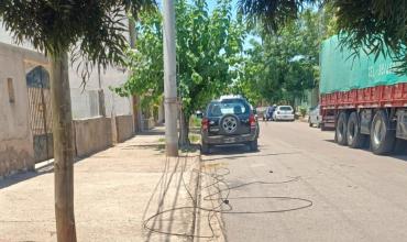 Camión cortó cables de energía y dejó sin luz a viviendas del barrio Vargas