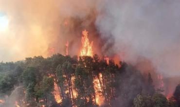 Incendio en Los Manzanos: aumenta el riesgo por fuertes vientos