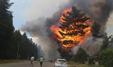 Incendio en Epuyén: casas quemadas y grandes columnas de humo