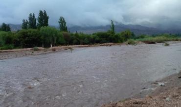 Crecida del Río Grande sorprende a jóvenes que acampaban en el dique Los Indios: Autoridades de emergencia se dirigen al lugar.