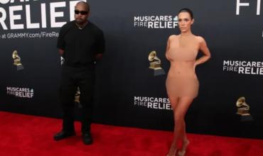 Premios Grammy 2025: Kanye West y su esposa Bianca Censori dieron que hablar por un vestido super transparente