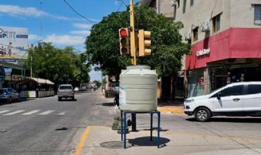 ¡¡¡ Increíble!!!  El gobierno nos muestra cómo resolver la crisis hídrica colocando un tanque  de agua en pleno centro