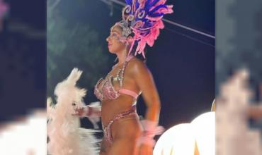 Una intendenta sorprendió a todos bailando con un traje diminuto en los corsos de su ciudad