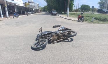 Colisión entre auto y motocicleta en Chamical: dos mujeres hospitalizadas