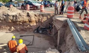 Conductor cayó en una zanja de la obra de la rotonda del Chacho y salió ileso