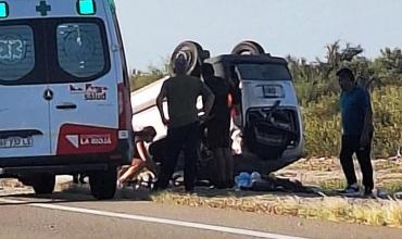 Turistas volcaron en Ruta 40 y fueron asistidos por una ambulancia que pasaba por el lugar