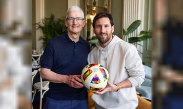 Tim Cook, el multimillonario CEO de Apple, le pidió una foto a Lionel Messi