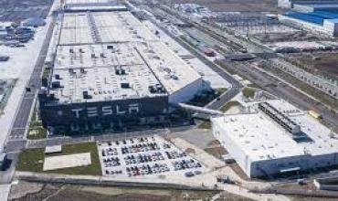 La megafábrica de baterías de Tesla en Shanghai inició la producción