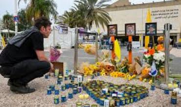 El sentido mensaje de despedida de Yarden Bibas en el masivo funeral de su esposa e hijos