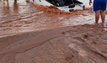 Crecida del Río Paganzo: una camioneta intentó cruzar y quedó a mitad de camino. Solicitan precaución ante la crecida