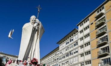 El Papa pasó una noche tranquila, pero su estado de salud sigue siendo "complejo"