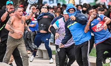 Graves incidentes frente al Congreso: gases lacrimógenos y enfrentamientos de barras y militantes con la Policía. Más de 30 detenidos