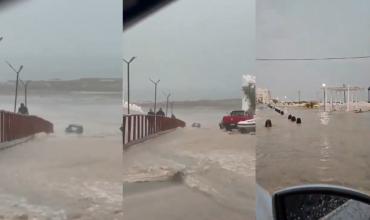 Fuerte tormenta en Las Grutas: el agua arrastró un vehículo al mar