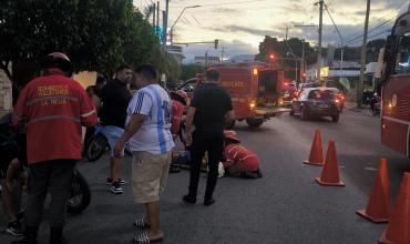 Dos jóvenes resultaron heridas tras un choque de motocicletas en Av. Facundo Quiroga y Monseñor Angelelli