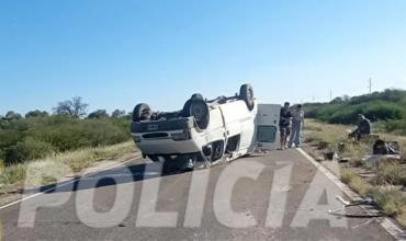 Perdió el control de su camioneta y volcó