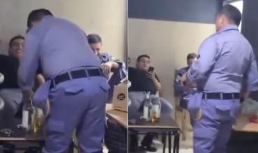 Escándalo en Chaco: un comisario y un subcomisario fueron grabados tomando alcohol dentro de una comisaría