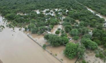 Dos semanas de inundaciones en el Chaco salteño por el desborde de dos ríos: hay zonas a las que solo se llega por aire