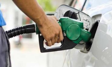 Las petroleras se sumaron a YPF y bajaron el precio de sus combustibles
