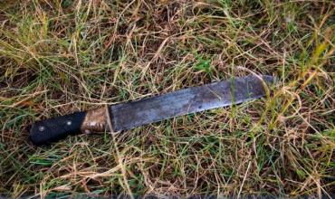 Locura en Córdoba: le cortó la oreja con un machete a su vecino porque le estacionó el auto en la puerta de su casa