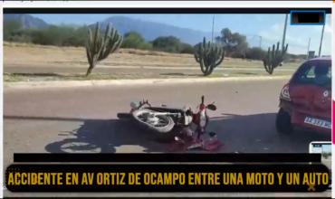 Impactante choque entre una moto y un automóvil dejó dos motociclistas heridos