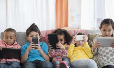 Los niños argentinos acceden al primer celular antes de los 10 años y el 80% usa redes sociales todos los días