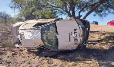 Un carro se desprendió en ruta y provocó el vuelco de un móvil policial en Aminga