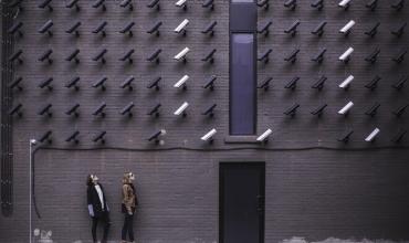 Inteligencia artificial y vigilancia: ¿hacia una sociedad sin privacidad?