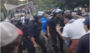 Pánico en la previa del clásico entre Espanyol y Barcelona en España: una mujer atropelló a 13 hinchas en las afueras del estadio